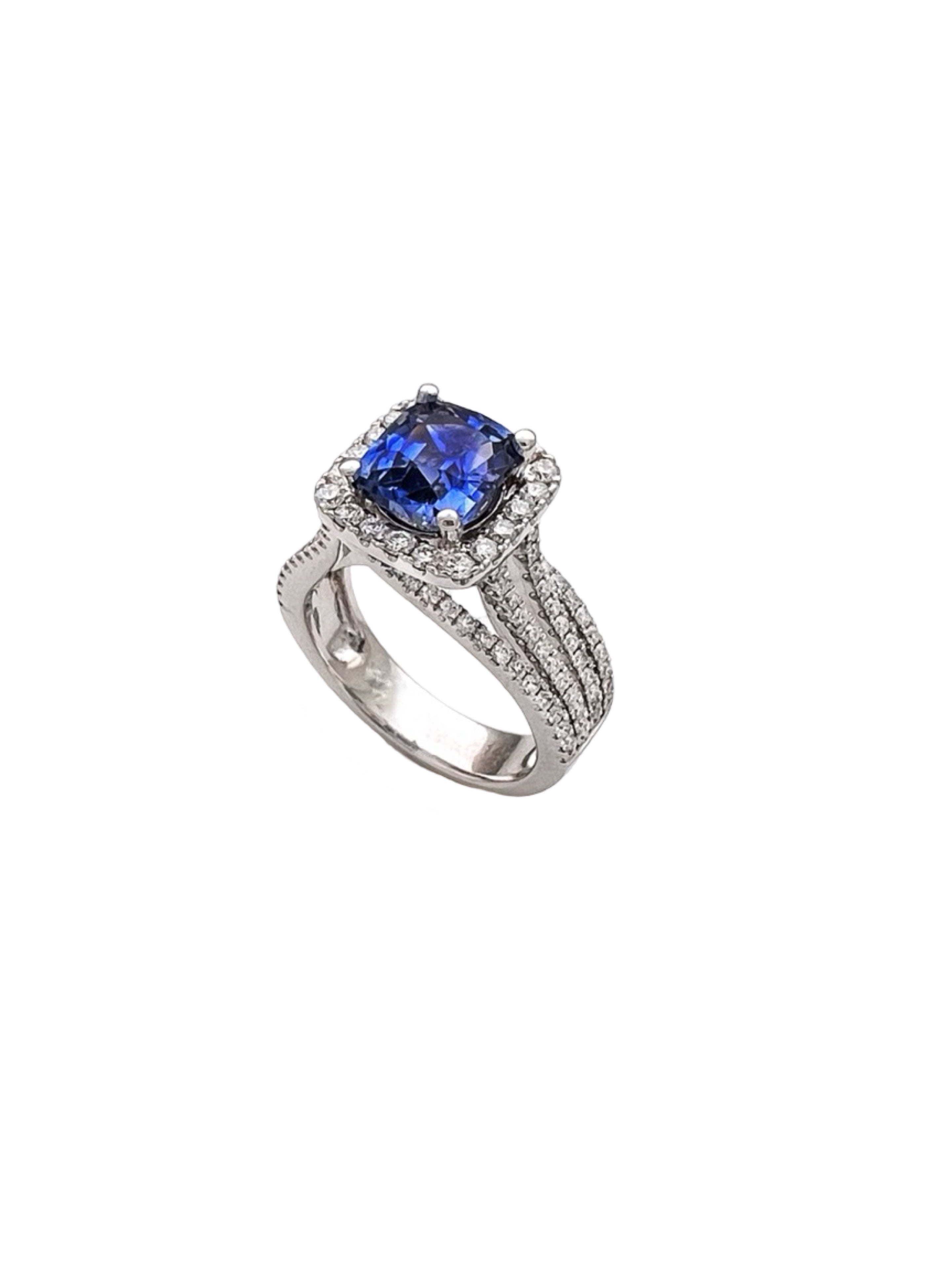 2.51 Carats Sapphire Ceylon Heated (Certified) & 1.48 Carats Diamonds VS2 Set In 14K White Gold Ring