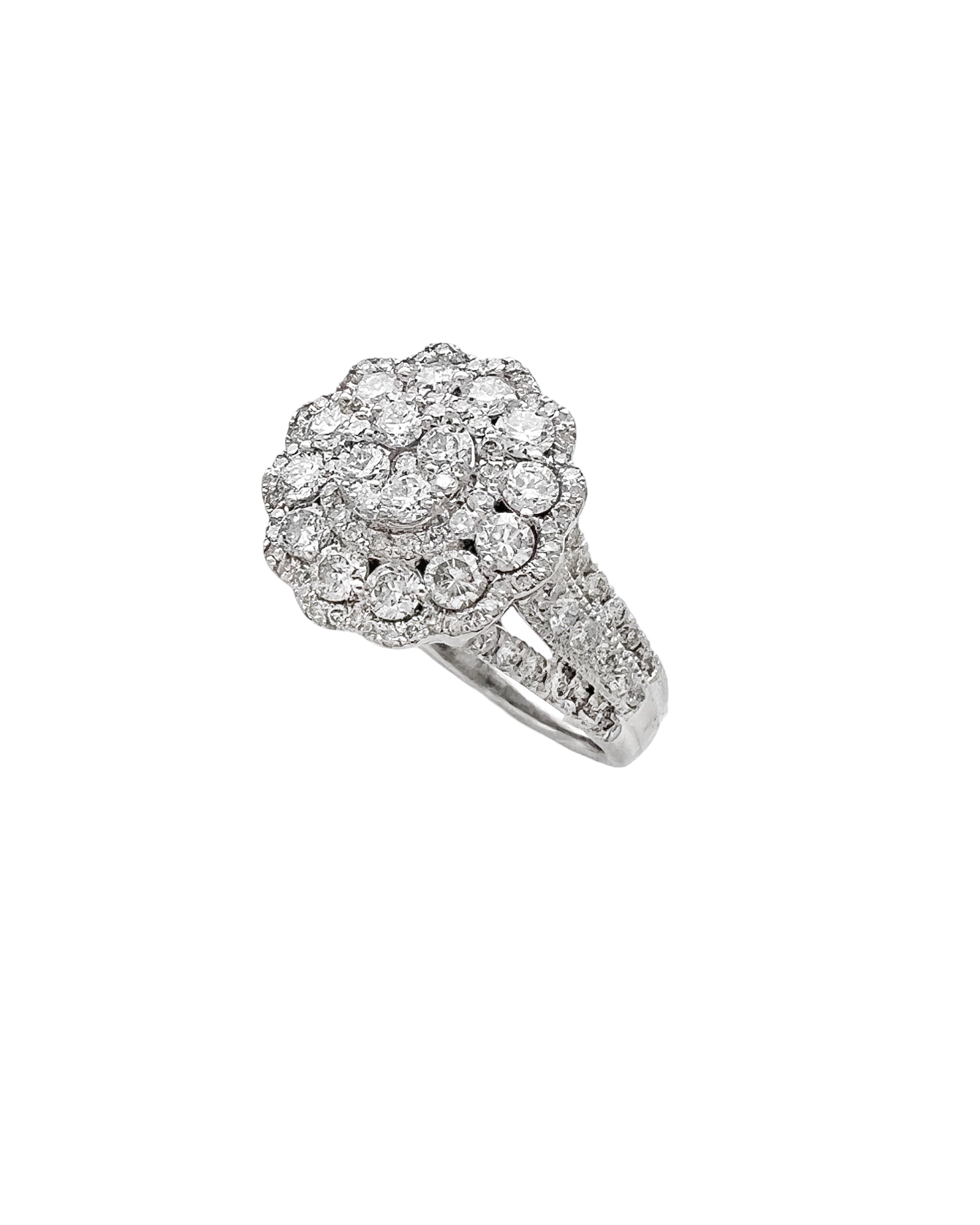 2.21 Carats Diamonds VS2 Set In 14 Karat White Gold Ring