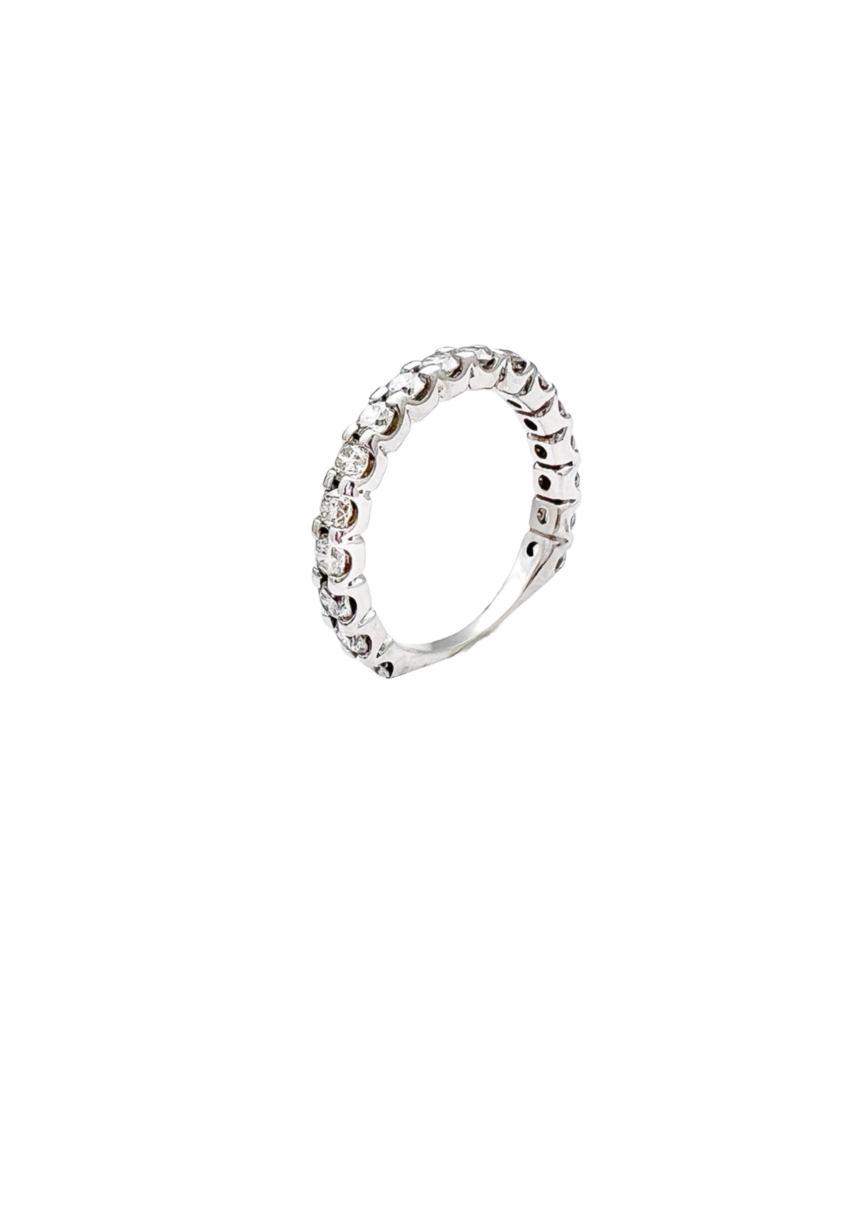 2.04 Carats Diamonds VS2 Set in 14 Karat White Gold Ring