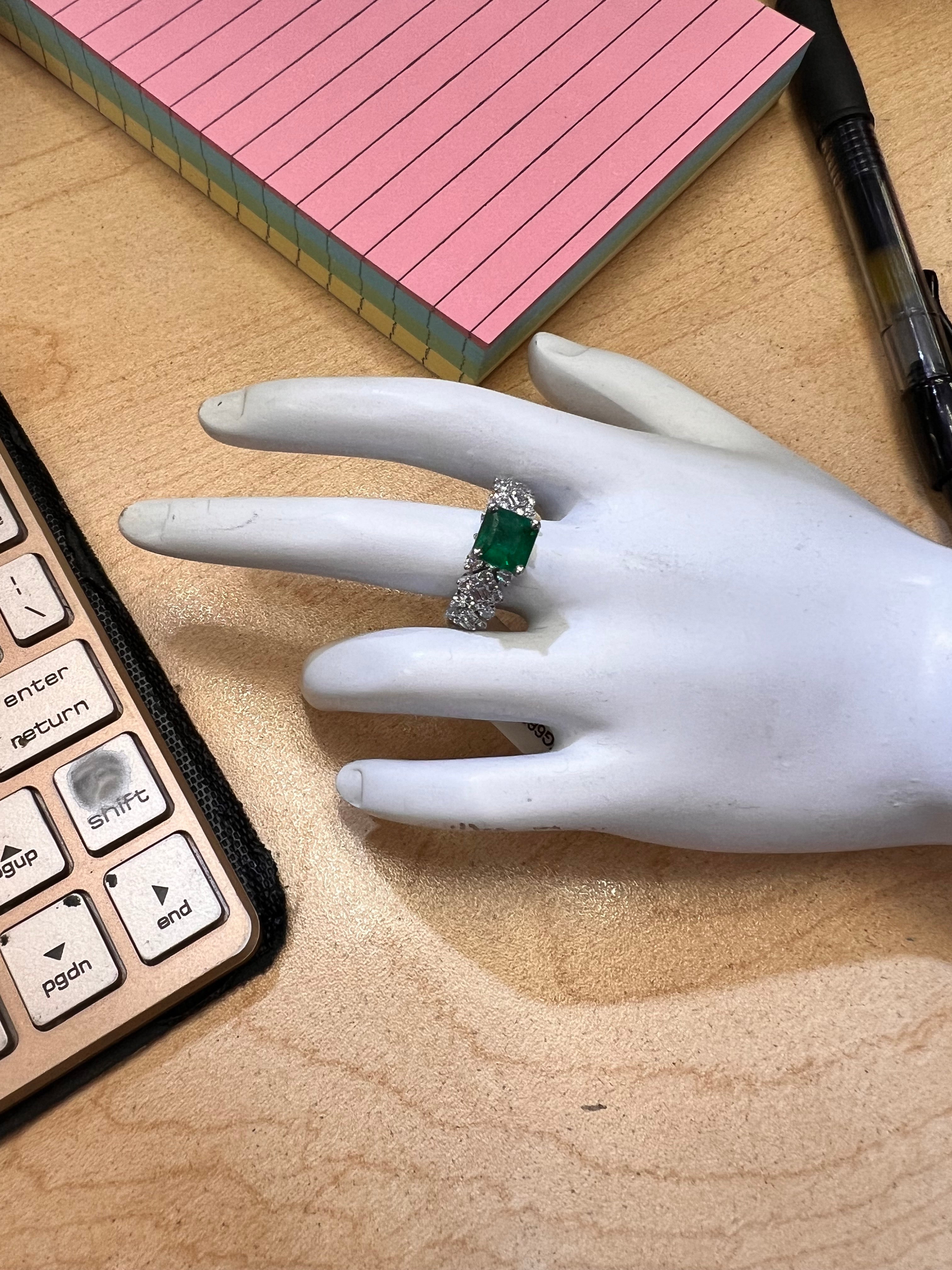 1.35 Carats Emerald Colombia F1 (Certified) & 1.35 Carats Diamonds 18K White Gold Ring