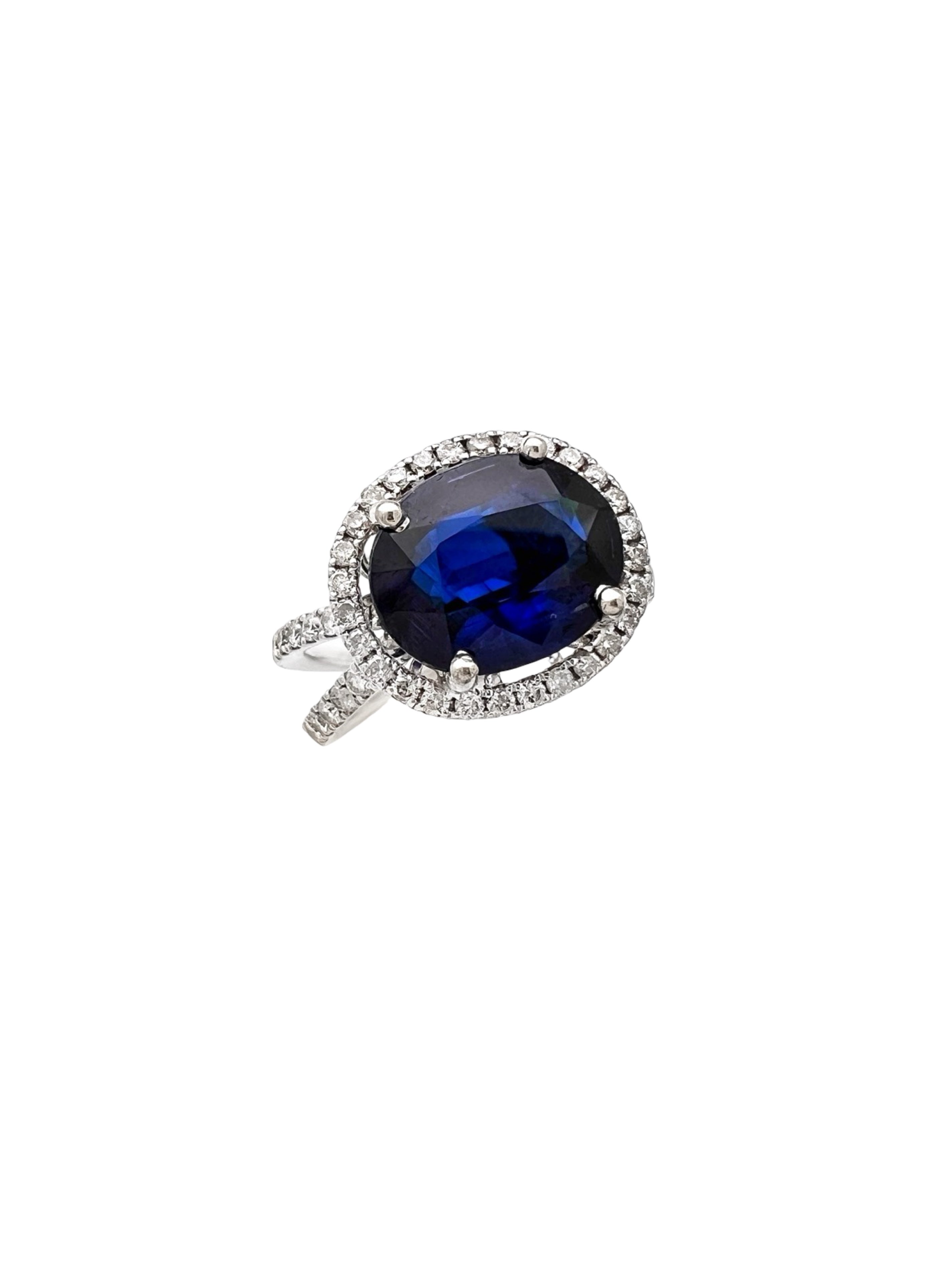4.27 Carats Kyanite Nepal Unheated (Certified) & 0.74 Carats Diamonds SI Set In 14 Karat White Gold Ring