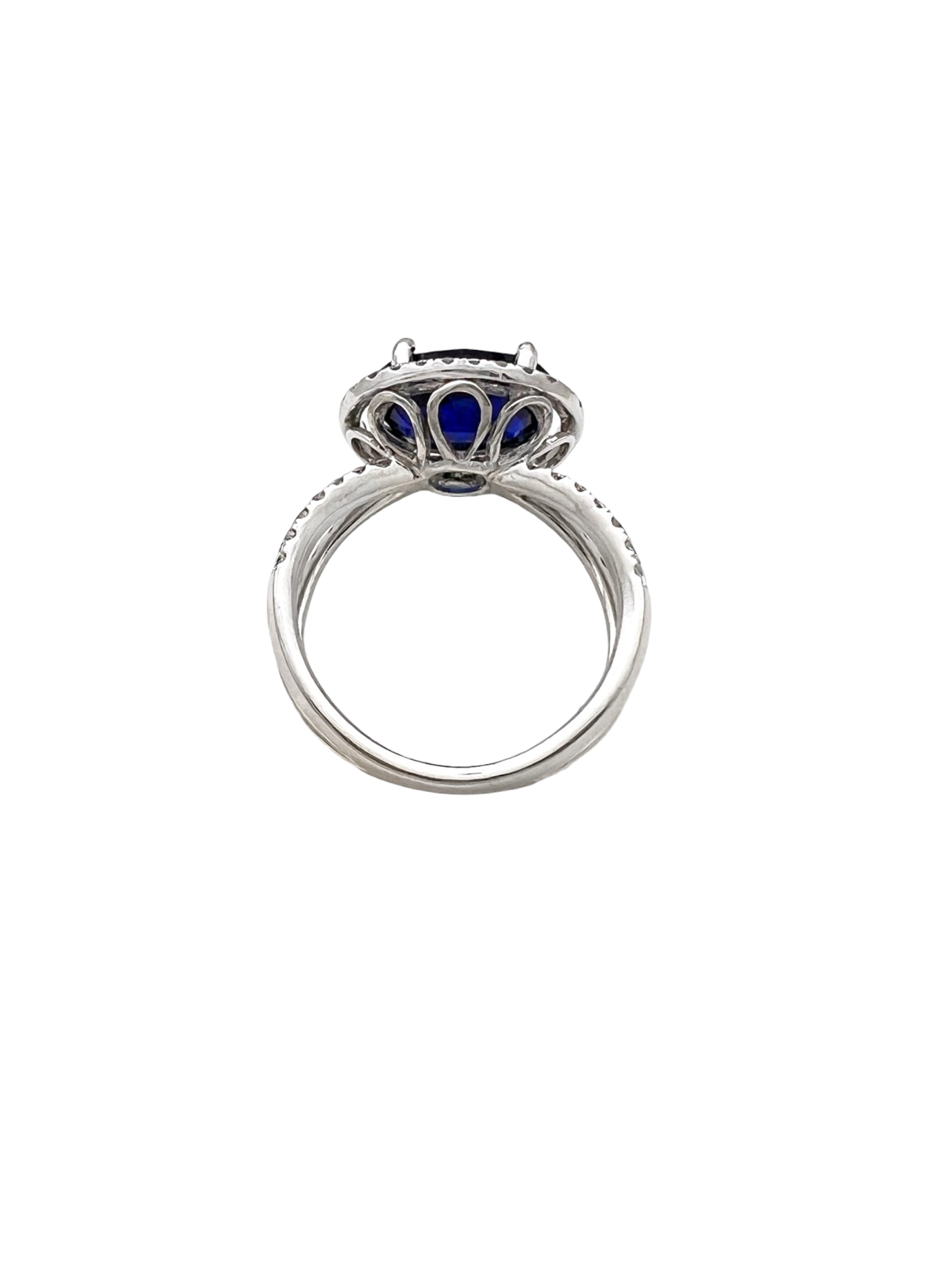 4.27 Carats Kyanite Nepal Unheated (Certified) & 0.74 Carats Diamonds SI Set In 14 Karat White Gold Ring