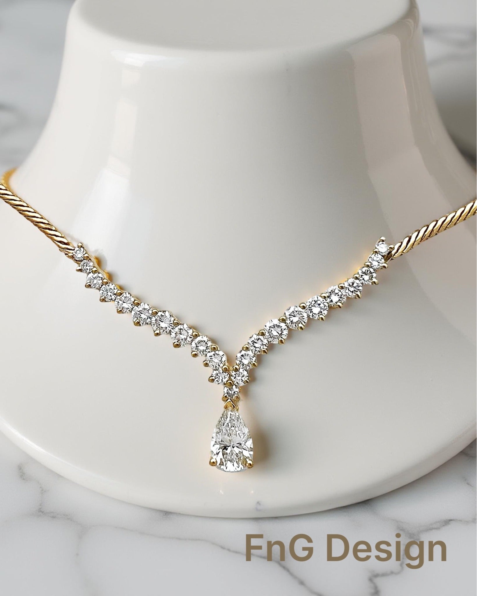 2.17 Carats Diamonds VS2 (Center 0.79 Carats) Set In 18 Karat Yellow Gold Necklace 17 Inches
