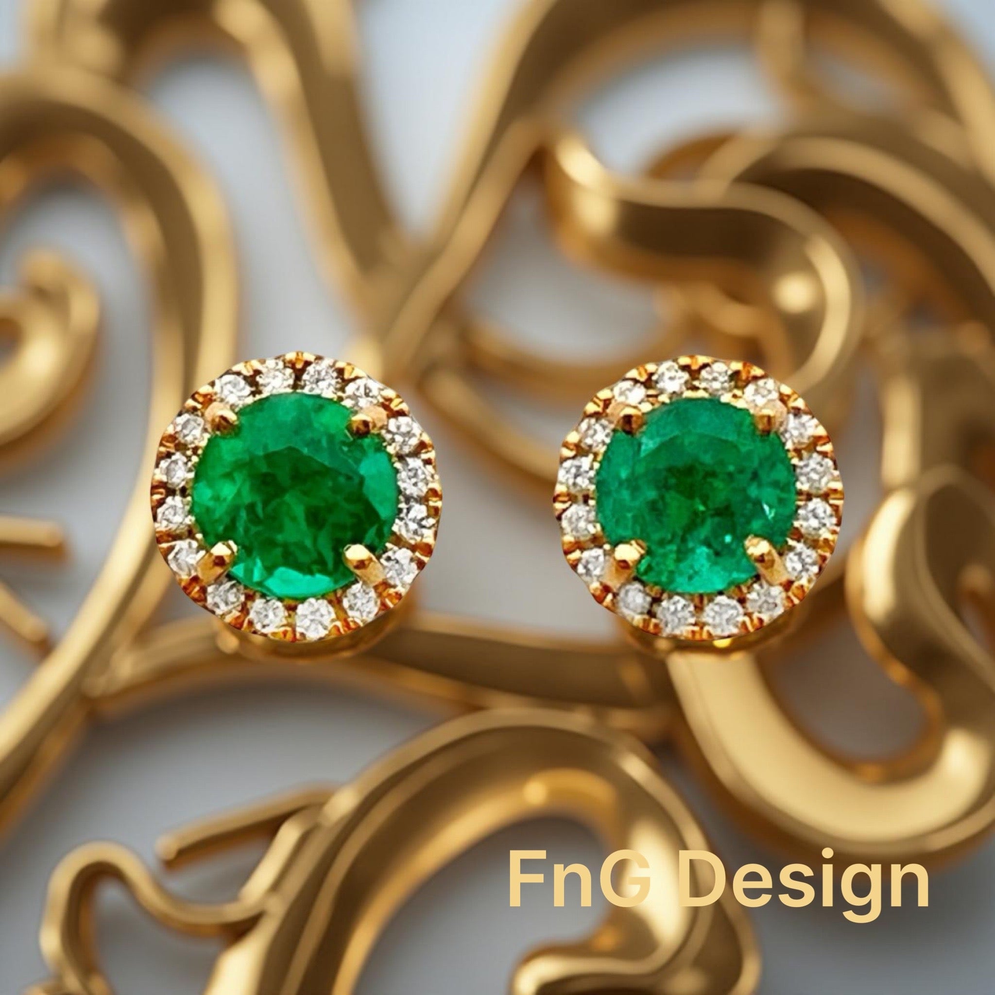 1.00 Carat Colombian Emerald F1 (Certified) & 0.26 Carats Diamonds VS2 Set In 18 Karat Yellow Gold