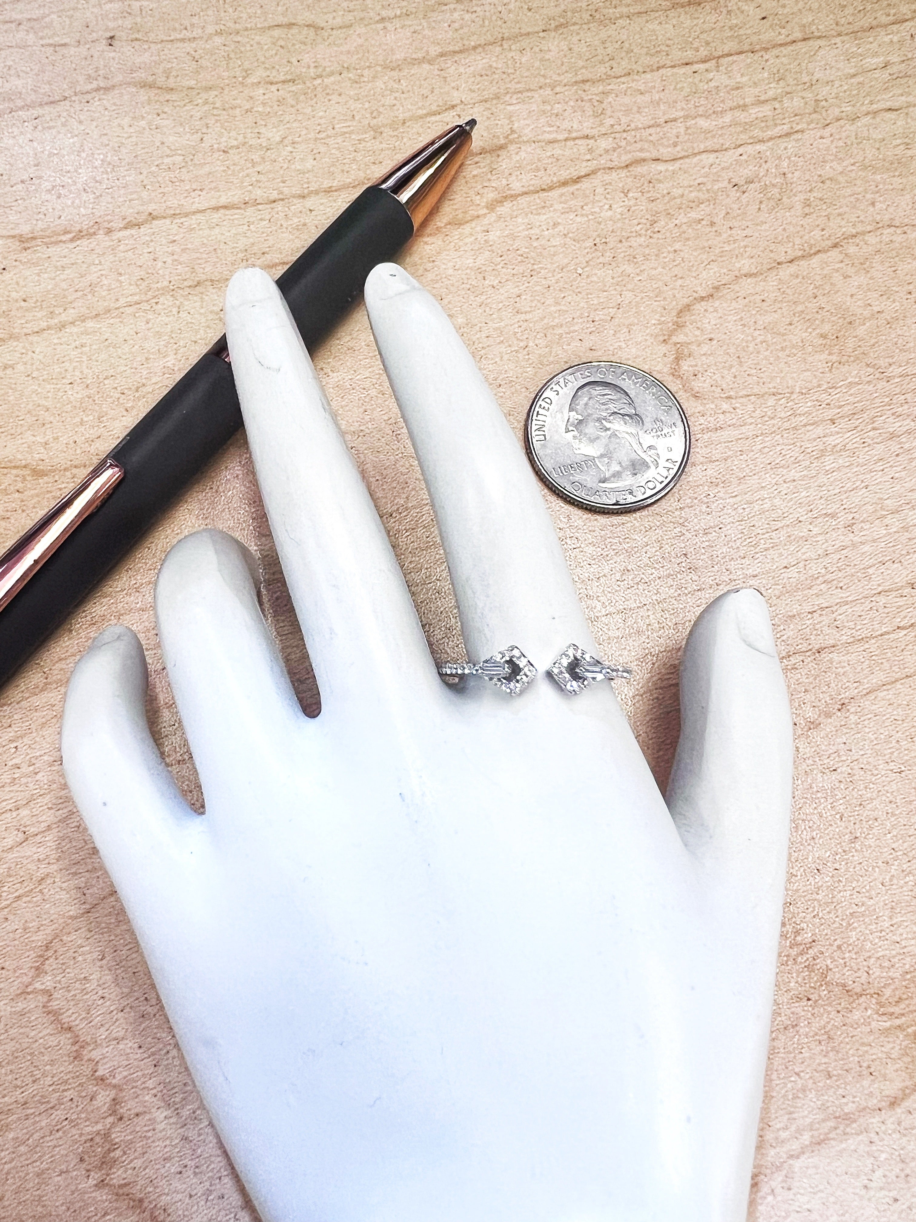 0.23 Carats Diamond VS2 Set In 14 Karat White Gold Gap Band