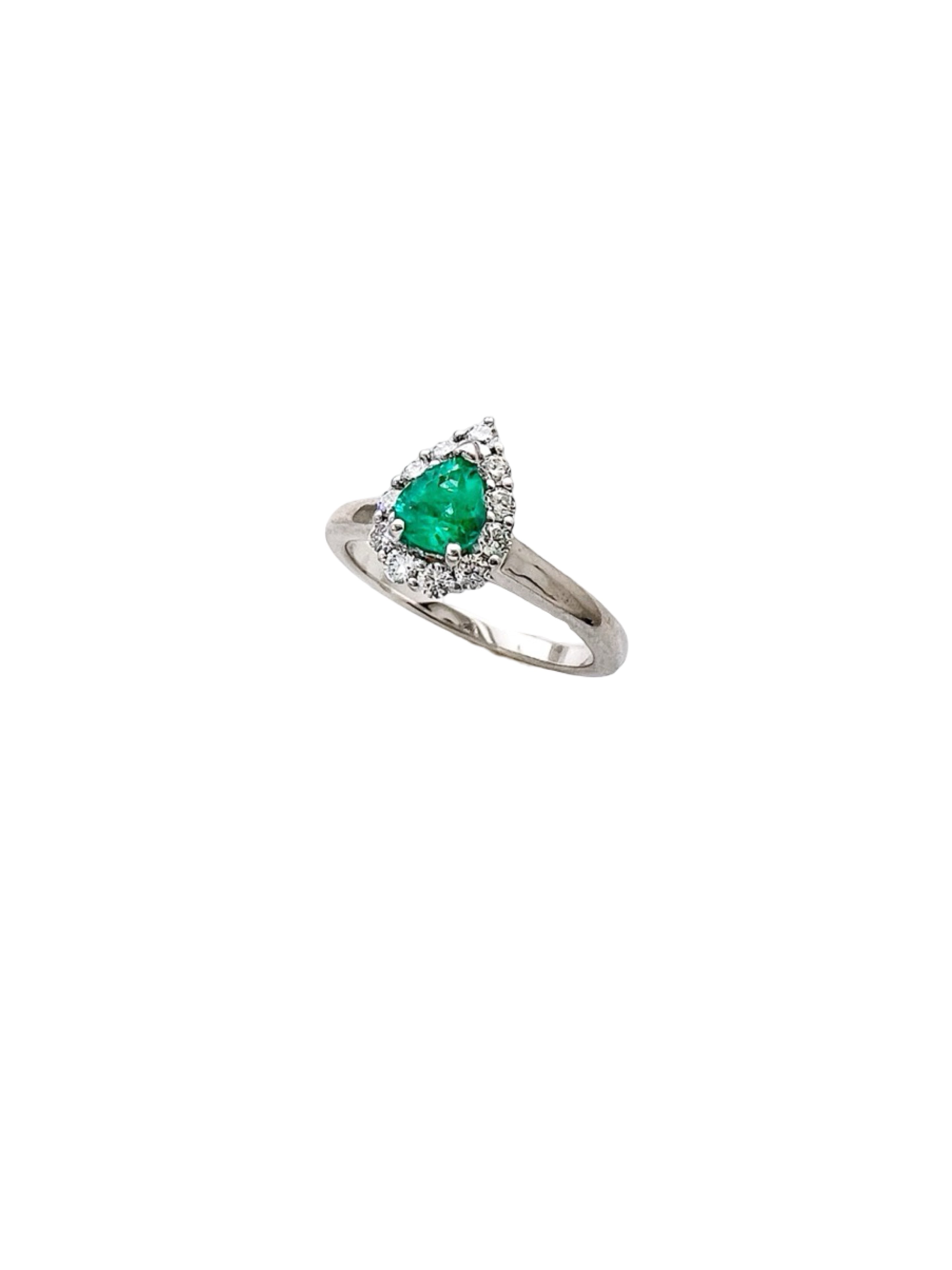 0.40 Carats Colombian Emerald No-Oil (Certified) & 0.40 Carats Diamonds VS2 Set In 18K White Gold