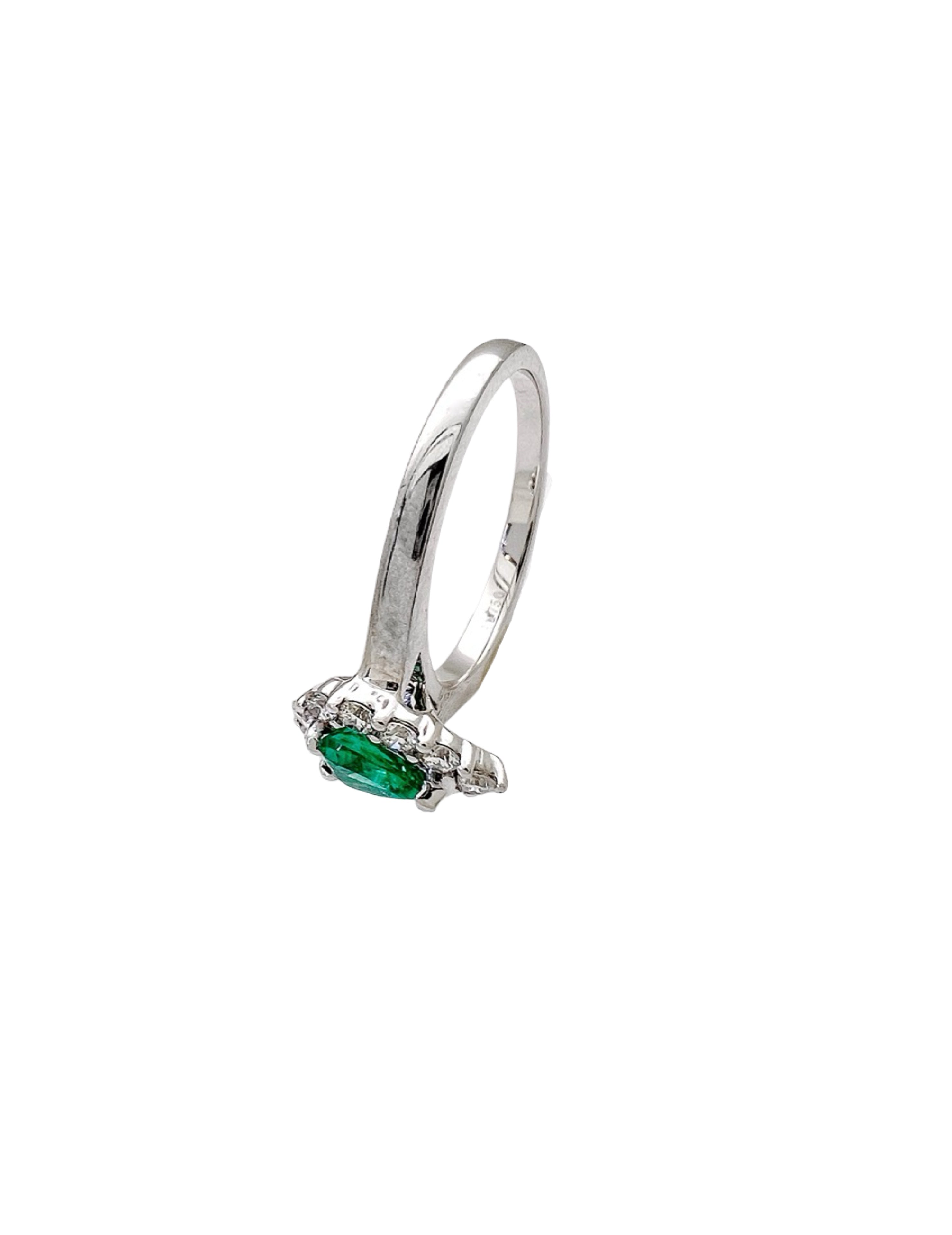 0.40 Carats Colombian Emerald No-Oil (Certified) & 0.40 Carats Diamonds VS2 Set In 18K White Gold