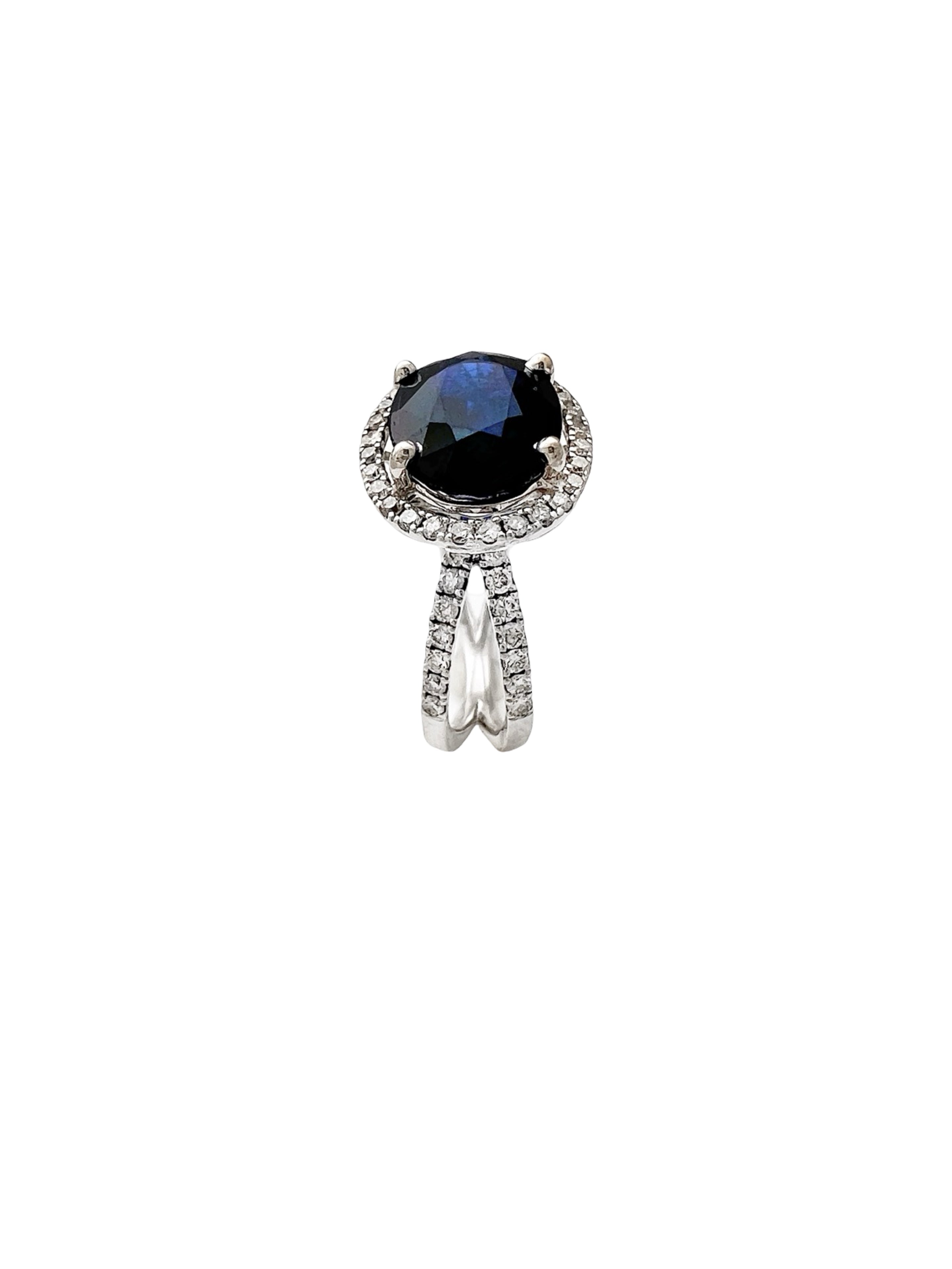 4.27 Carats Kyanite Nepal Unheated (Certified) & 0.74 Carats Diamonds SI Set In 14 Karat White Gold Ring