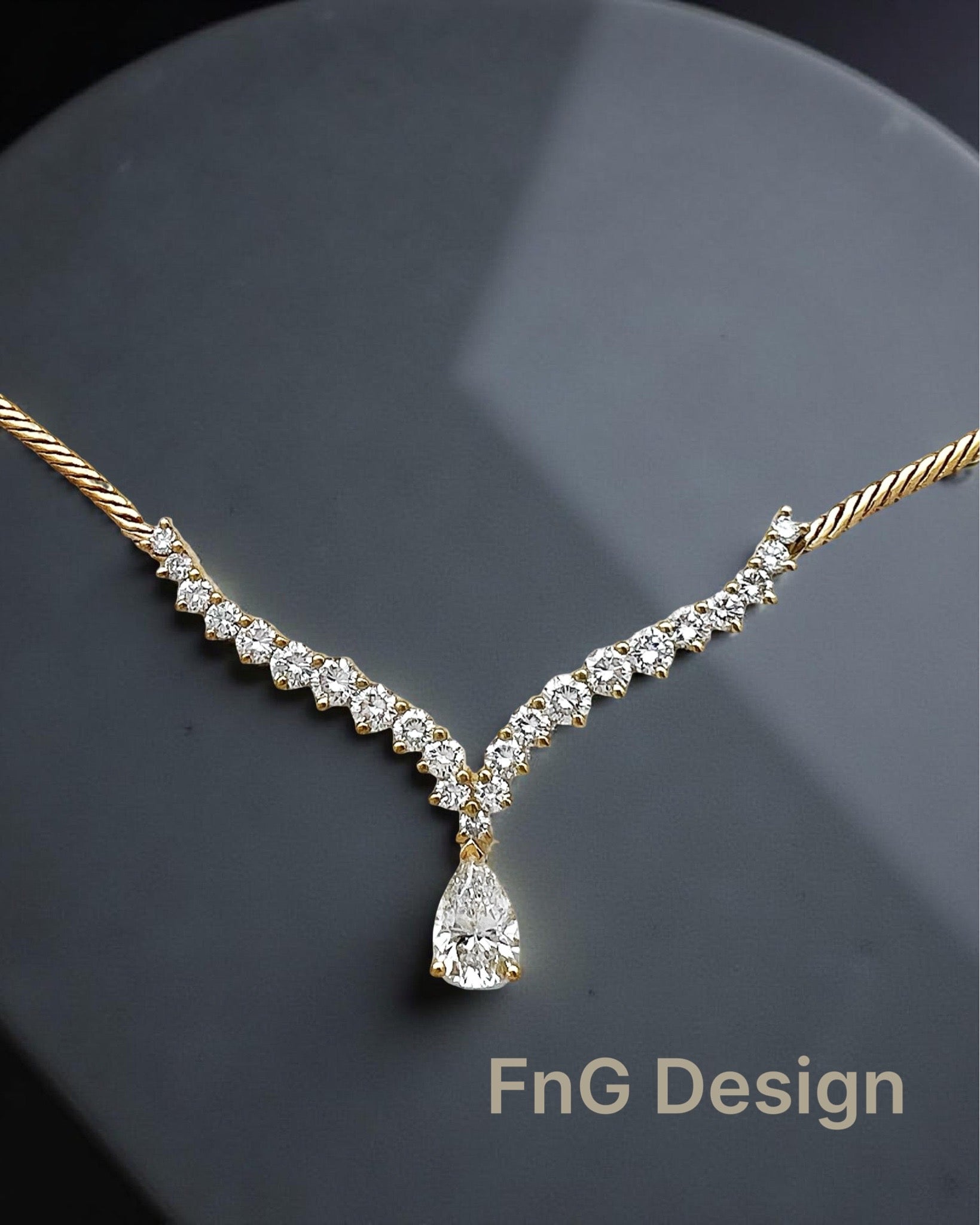 2.17 Carats Diamonds VS2 (Center 0.79 Carats) Set In 18 Karat Yellow Gold Necklace 17 Inches