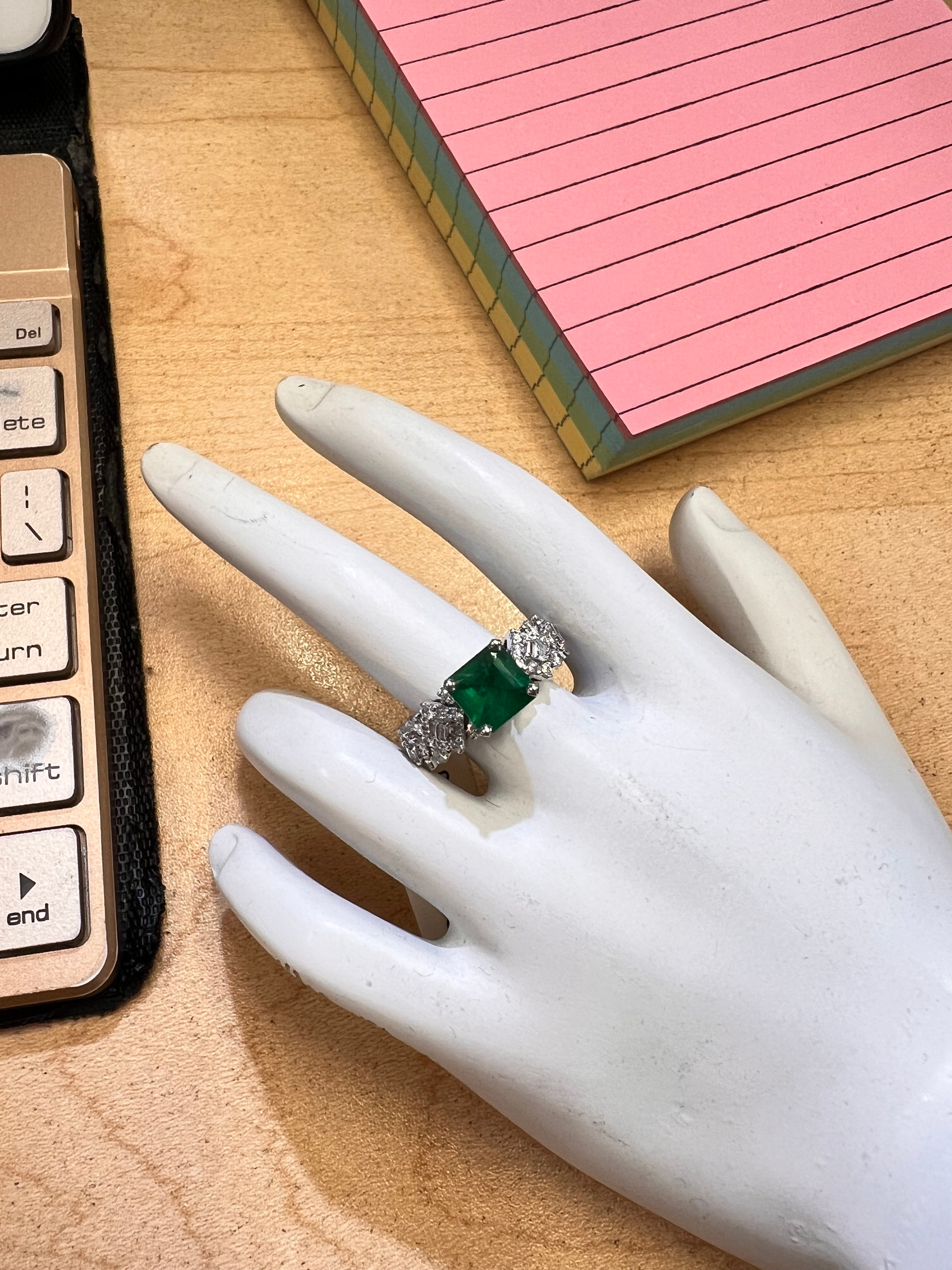 1.35 Carats Emerald Colombia F1 (Certified) & 1.35 Carats Diamonds 18K White Gold Ring
